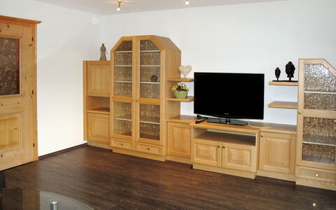 Bramberg am Wildkogel 607: Mobilia, Camera, Cabinetry, Pavimento In Legno, Proprietà, Latifoglie, Interior Design, Pavimento, Costruzione, Cassettiera