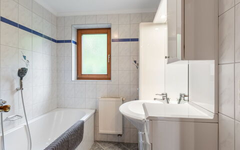 Bramberg am Wildkogel 607: Idraulico Fixture, Specchio, Lavello, Rubinetto, Proprietà, Soffione Doccia, Bagno, Lavandino Del Bagno, Costruzione, Interior Design