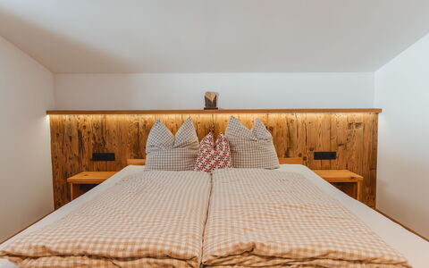 Schoppengrub: Legna, Interior Design, Mobilia, Camera Da Letto, Letto, Soffitto, Bedding, Telaio Del Letto, Lenzuolo, Camera