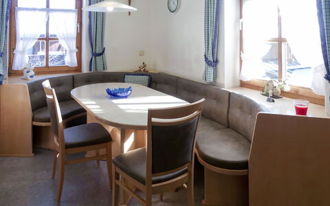 Stainer: Camera, Proprietà, Mobilia, Tavolo, Costruzione, Interior Design, Immobiliare, Casa, Pavimento, Sedia