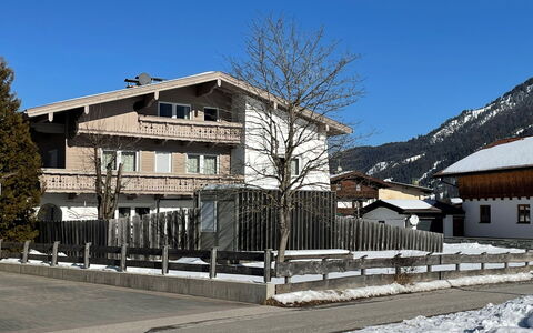 Achensee 603: Proprietà, Cielo, Tavolo, Legna, Shade, Pavimento, Mobili Da Esterno, Sedia, Pavimentazione, Color Legno