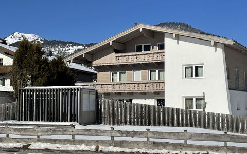 Achensee 603: Proprietà, Cielo, Tavolo, Legna, Shade, Pavimento, Mobili Da Esterno, Sedia, Pavimentazione, Color Legno