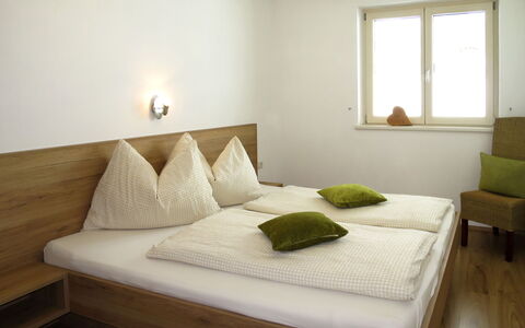 Wurm: Mobilia, Camera Da Letto, Letto, Materasso, Camera, Proprietà, Telaio Del Letto, Interior Design, Pavimento, Bedding