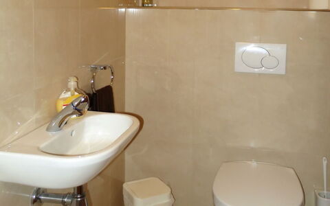 Wurm: Bagno, Proprietà, Piastrella, Camera, Parete, Idraulico Fixture, Pavimento, Gabinetto, Toilet Seat, Architettura