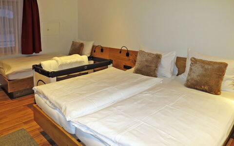 Apart Bergart: Camera Da Letto, Letto, Mobilia, Camera, Proprietà, Telaio Del Letto, Materasso, Lenzuolo, Bedding, Pavimento