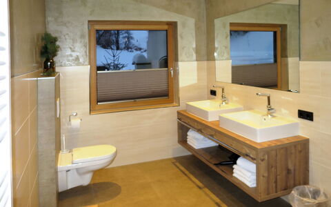 Apart Bergart: Bagno, Camera, Proprietà, Lavello, Interior Design, Pavimento, Mobilia, Mobiletto Del Bagno, Piastrella, Idraulico Fixture