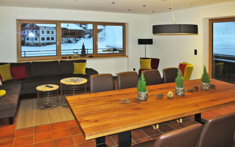 Apart Bergart: Tavolo, Mobilia, Divano, Legna, Illuminazione, Interior Design, Pavimentazione, Soggiorno, Architettura, Sedia