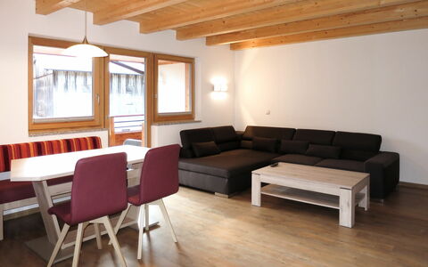 Nina: Camera, Mobilia, Proprietà, Pavimento, Costruzione, Interior Design, Soggiorno, Pavimento In Legno, Soffitto, Latifoglie