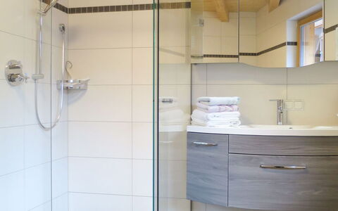 Nina: Camera, Pavimento, Parete, Piastrella, Bagno, Soffitto, Architettura, Pavimentazione, Costruzione, Casa