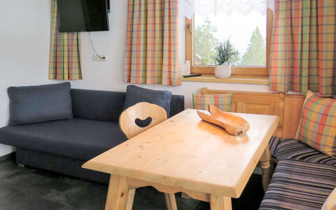 Kaltenbach 626: Mobilia, Soggiorno, Camera, Tavolino Da Caffè, Interior Design, Tavolo, Proprietà, Divano, Pavimento, Tenda