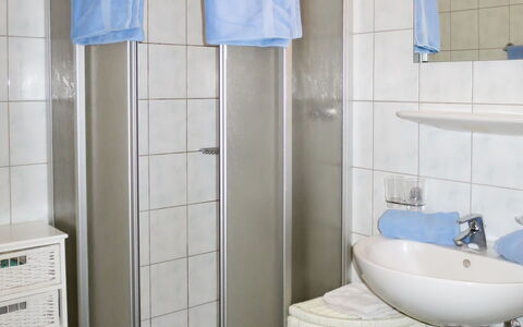 Kaltenbach 627: Bagno, Camera, Proprietà, Blu, Piastrella, Bagno Accessorio, Idraulico Fixture, Parete, Interior Design, Pavimento