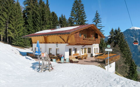 Kaltenbach 627: Cielo, Neve, Proprietà, Albero, Montagna, Finestra, Pendenza, Casa, Costruzione, Pianta