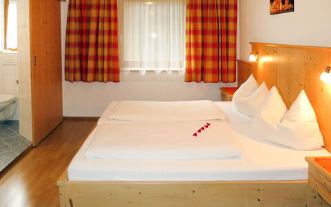 Zell am Ziller 615: Letto, Camera Da Letto, Camera, Mobilia, Materasso, Proprietà, Telaio Del Letto, Interior Design, Lenzuolo, Pavimento