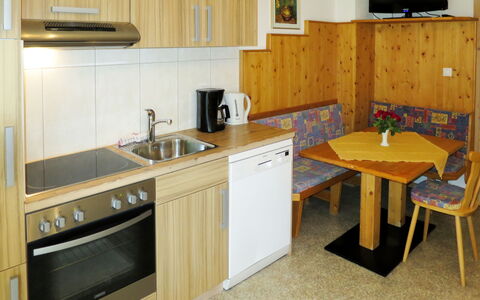 Zell am Ziller 615: Controsoffitto, Camera, Cucina, Proprietà, Mobilia, Cabinetry, Cucina Stufa, Costruzione, Pavimento, Casa