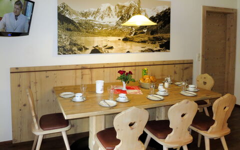 Zell am Ziller 615: Sala Da Pranzo, Camera, Mobilia, Tavolo, Proprietà, Interior Design, Parete, Sedia, Casa, Cucina & Sala Da Pranzo Tavolo