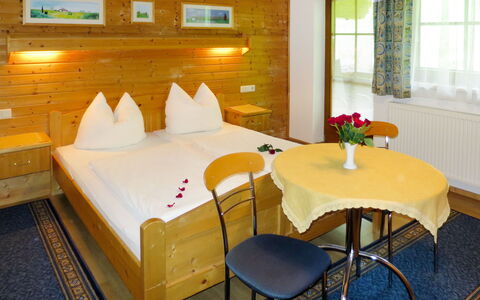 Landhaus Heim: Camera, Mobilia, Proprietà, Interior Design, Costruzione, Tavolo, Suite, Letto, Camera Da Letto, Immobiliare