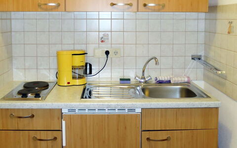 Landhaus Heim: Controsoffitto, Cabinetry, Cucina, Camera, Mobilia, Proprietà, Credenza, Interior Design, Lavello, Apparecchio Major