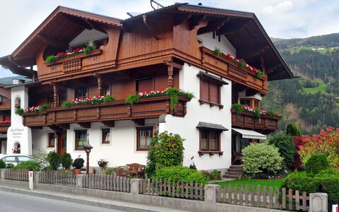 Landhaus Martin: Casa, Costruzione, Proprietà, Architettura, Immobiliare, Casa, Zona Residenziale, Cittadina, Balcone, Quartiere