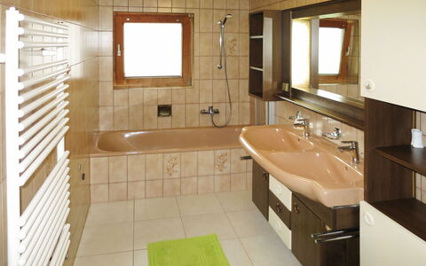 Zell am Ziller 630: Bagno, Camera, Proprietà, Piastrella, Interior Design, Pavimento, Lavello, Mobilia, Idraulico Fixture, Architettura