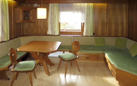 Zell am Ziller 630: Camera, Mobilia, Proprietà, Interior Design, Pavimento, Tavolo, Costruzione, Latifoglie, Legna, Pavimentazione