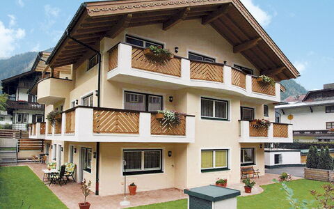 Mayrhofen 687: Cielo, Costruzione, Proprietà, Nube, Pianta, Finestra, Casa, Urban Design, Condominio, Zona Residenziale