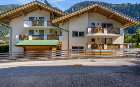 Mayrhofen 687: Costruzione, Cielo, Proprietà, Pianta, Finestra, Architettura, Lotto, Casa, Albero, Shade