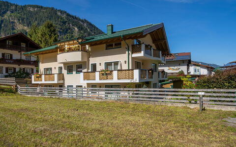 Mayrhofen 687: Cielo, Costruzione, Pianta, Nube, Finestra, Casa, Montagna, Albero, Lotto, Erba