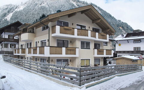 Mayrhofen 687: Cielo, Costruzione, Proprietà, Neve, Finestra, Montagna, Nube, Casa, Pendenza, Quartiere