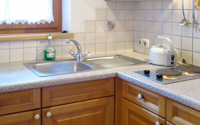 Gredler 691.2: Camera, Proprietà, Cabinetry, Cucina, Mobilia, Controsoffitto, Lavello, Lavandino Della Cucina, Interior Design, Costruzione
