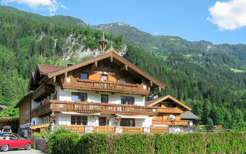Mayrhofen 709: Nube, Cielo, Pianta, Montagna, Costruzione, Proprietà, Auto, Ruota, Verde