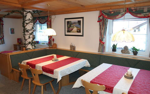 Prutz Kaunertal 658: Mobilia, Tavolo, Proprietà, Cornice, Decorazione, Tessile, Illuminazione, Legna, Interior Design, Architettura
