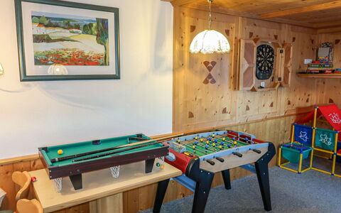 Prutz Kaunertal 658: Tavolo, Mobilia, Proprietà, Sala Di Ricreazione, Costruzione, Legna, Table Tennis Racket, Interior Design, Cornice, Giochi Al Coperto E Sport