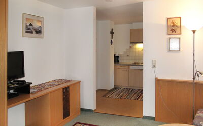 Bergfeld 603.1: Proprietà, Mobilia, Tavolo, Cornice, Legna, Cabinetry, Comfort, Soggiorno, Pavimentazione, Pavimento