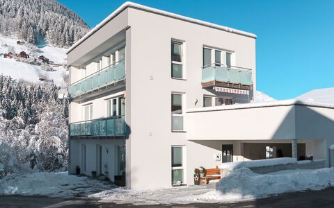 Tschiderer: Cielo, Costruzione, Neve, Finestra, Urban Design, Casa, Zona Residenziale, Immobiliare, Pendenza, Facciata
