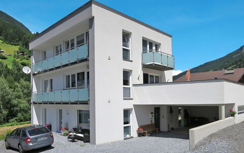 Tschiderer: Cielo, Costruzione, Proprietà, Finestra, Auto, Ruota, Architettura, Urban Design, Veicolo, Condominio