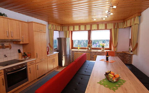 Kappl 605: Cabinetry, Tavolo, Mobilia, Costruzione, Finestra, Legna, Controsoffitto, Lavandino Della Cucina, Cucina, Interior Design