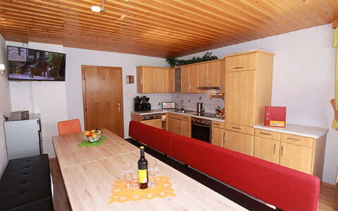 Kappl 605: Proprietà, Mobilia, Legna, Arancia, Interior Design, Cucina, Tavolo, Pavimentazione, Pavimento, Cabinetry