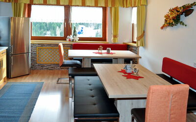 Miramonte 605.2: Mobilia, Tavolo, Finestra, Legna, Costruzione, Tenda, Interior Design, Pavimento, Sedia, Soggiorno