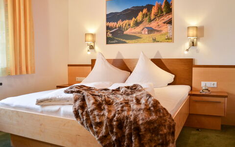 Kappl 635: Camera Da Letto, Letto, Camera, Mobilia, Proprietà, Telaio Del Letto, Interior Design, Bedding, Suite, Lenzuolo