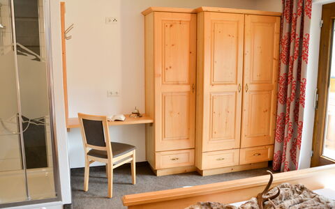 Kappl 635: Mobilia, Camera, Armadio, Credenza, Proprietà, Porta, Interior Design, Pavimento, Costruzione, Casa