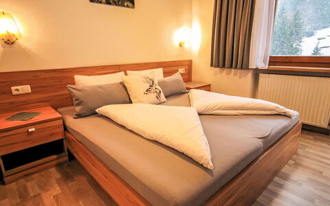 The Siegele: Legna, Mobilia, Pavimentazione, Interior Design, Letto, Pavimento, Camera Da Letto, Pavimento In Legno, Color Legno, Telaio Del Letto