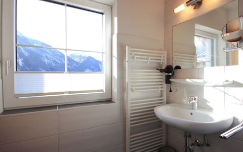 Bergblick: Interior Design, Pavimento, Soffitto, Camera, Bicchiere, Per Finestre, Finestra Trattamento, Illuminazione Diurna, Sedia, Latifoglie