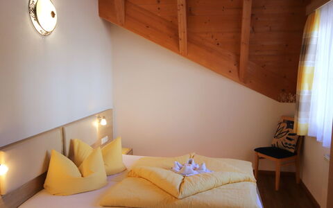Bergblick: Interior Design, Soffitto, Biancheria, Camera Da Letto, Color Legno, Hotel, Telaio Del Letto, Letto, Sedia, Bedding