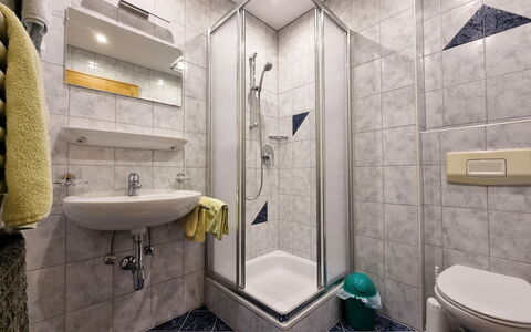 Apart Birgit: Specchio, Rubinetto, Idraulico Fixture, Lavello, Proprietà, Bagno, Viola, Lavandino Del Bagno, Interior Design, Costruzione