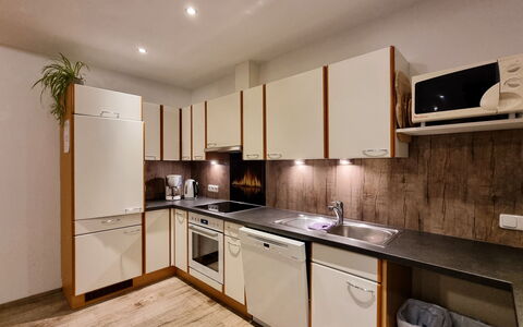 Apart Birgit: Cabinetry, Controsoffitto, Proprietà, Lavello, Rubinetto, Lavandino Della Cucina, Cucina, Legna, Cucina Stufa, Pavimentazione