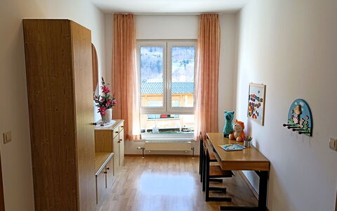 Schmidt: Mobilia, Tavolo, Finestra, Costruzione, Pianta Della Casa, Legna, Interior Design, Soggiorno, Tenda, Pavimentazione