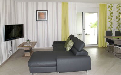 Fuchs 605.1: Mobilia, Soggiorno, Camera, Proprietà, Interior Design, Pavimento, Parete, Divano, Costruzione, Immobiliare