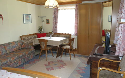 Arriach 606: Mobilia, Proprietà, Tavolo, Sedia, Legna, Soggiorno, Interior Design, Pavimento, Pavimentazione, Comfort
