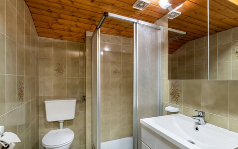 Feldkirchen in Kärnten 607: Specchio, Idraulico Fixture, Rubinetto, Lavello, Proprietà, Costruzione, Lavandino Del Bagno, Bagno, Viola