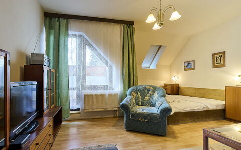 Klondajk: Proprietà, Cornice, Comfort, Legna, Finestra, Interior Design, Pavimentazione, Divano, Tavolo, Televisione